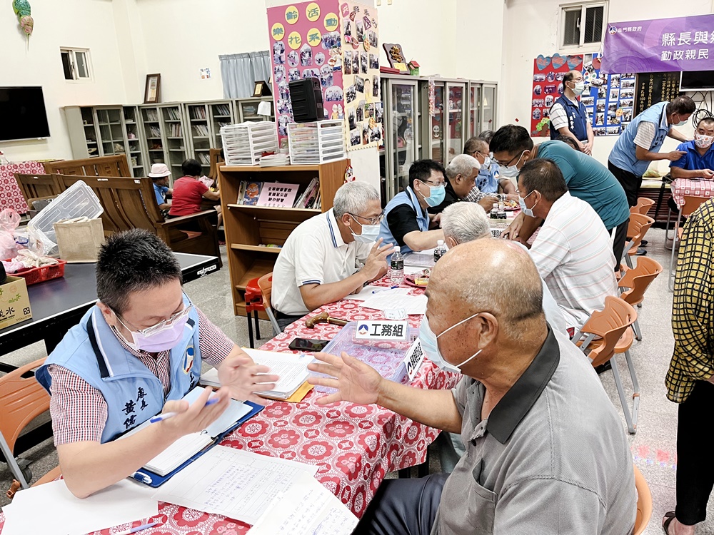 縣府團隊以最佳效率,解決來自各方的鄉親問題。(高凡淳攝)