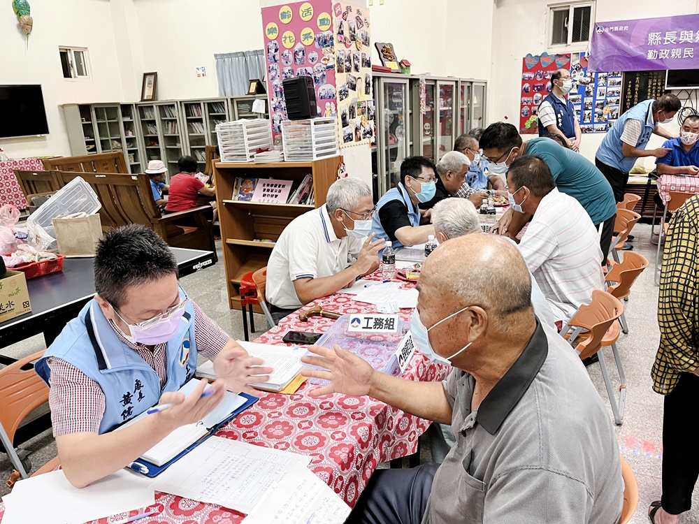 縣府團隊以最佳效率，解決來自各方的鄉親問題。（高凡淳攝）