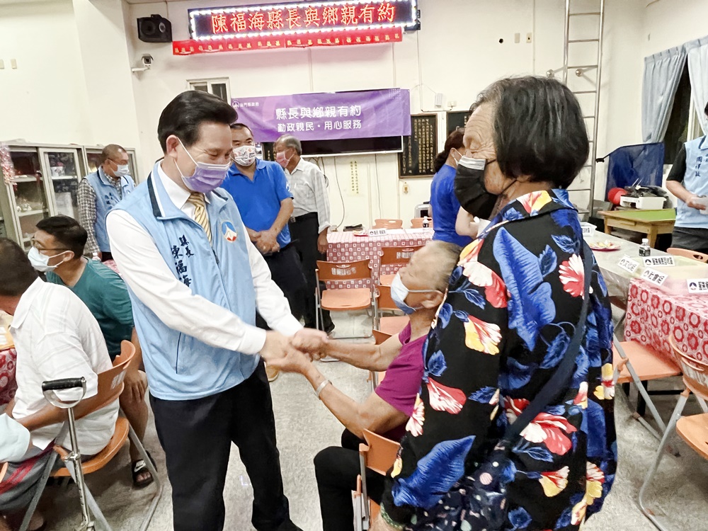 陳福海縣長傾聽民意,盼把鄉親的小事,視為縣府的大事,盡力解決鄉親們的問題。(高凡淳攝)