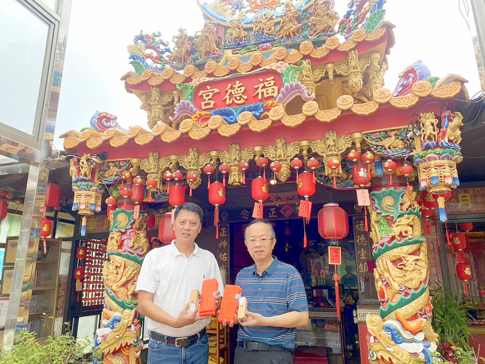 金湖國中家長會準備畢業紀念品送給畢業生,特地拿到土地公廟祈福。(金湖國中提供)
