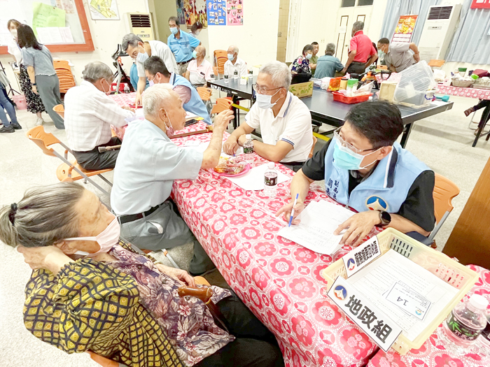 將近90歲的老奶奶，開心自家的土地問題能及時獲得解答。（高凡淳攝）