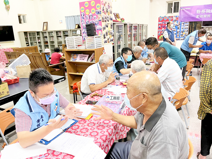 縣府團隊以最佳效率，解決來自各方的鄉親問題。（高凡淳攝）