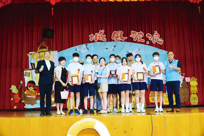 金城國中頒發各班績優成績畢業生獎狀。(許峻魁攝)