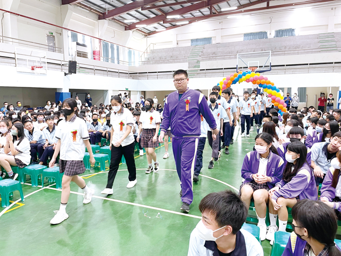 湖中畢業生進場,受到在校生熱烈歡呼。(陳冠霖攝)