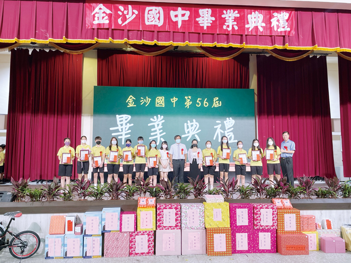 金沙國中昨日舉辦畢業典禮,頒發縣長獎、全勤獎以及各項獎學金。(陳冠霖攝)