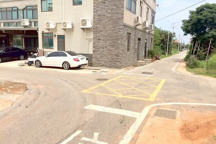 金寧鄉頂埔下209號前路口名列地區易肇事路段(口)前三名,警方提醒民眾多加注意行車安全。(縣警局交通隊提供)