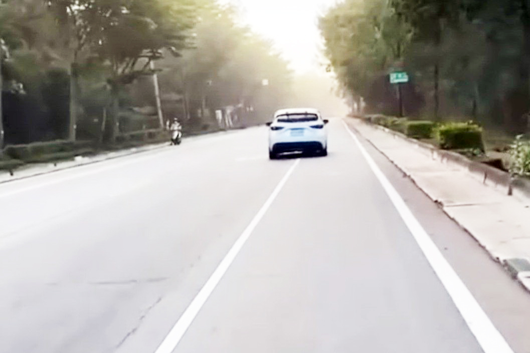 民眾在金寧鄉伯玉路中山林路段有蛇行之危險駕車行為,警方依道路交通管理處罰條例製單舉發。
(縣警局提供)