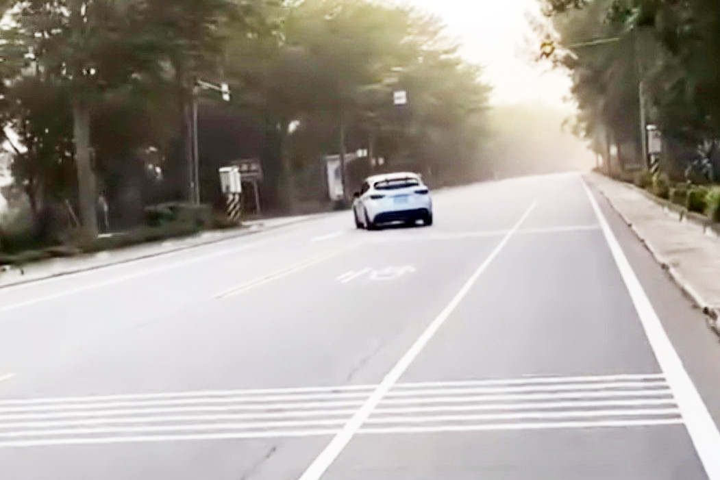 民眾在金寧鄉伯玉路中山林路段有蛇行之危險駕車行為,警方依道路交通管理處罰條例製單舉發。
(縣警局提供)