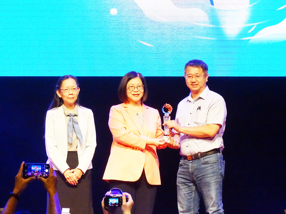 海保署辦理海洋環境管理考核,金門縣111年度再次受到中央肯定,同時是第3度榮獲「特優」獎項,環保局副局長楊忠盛(右)昨代表縣府前往高雄受獎。(金門縣環保局提供)