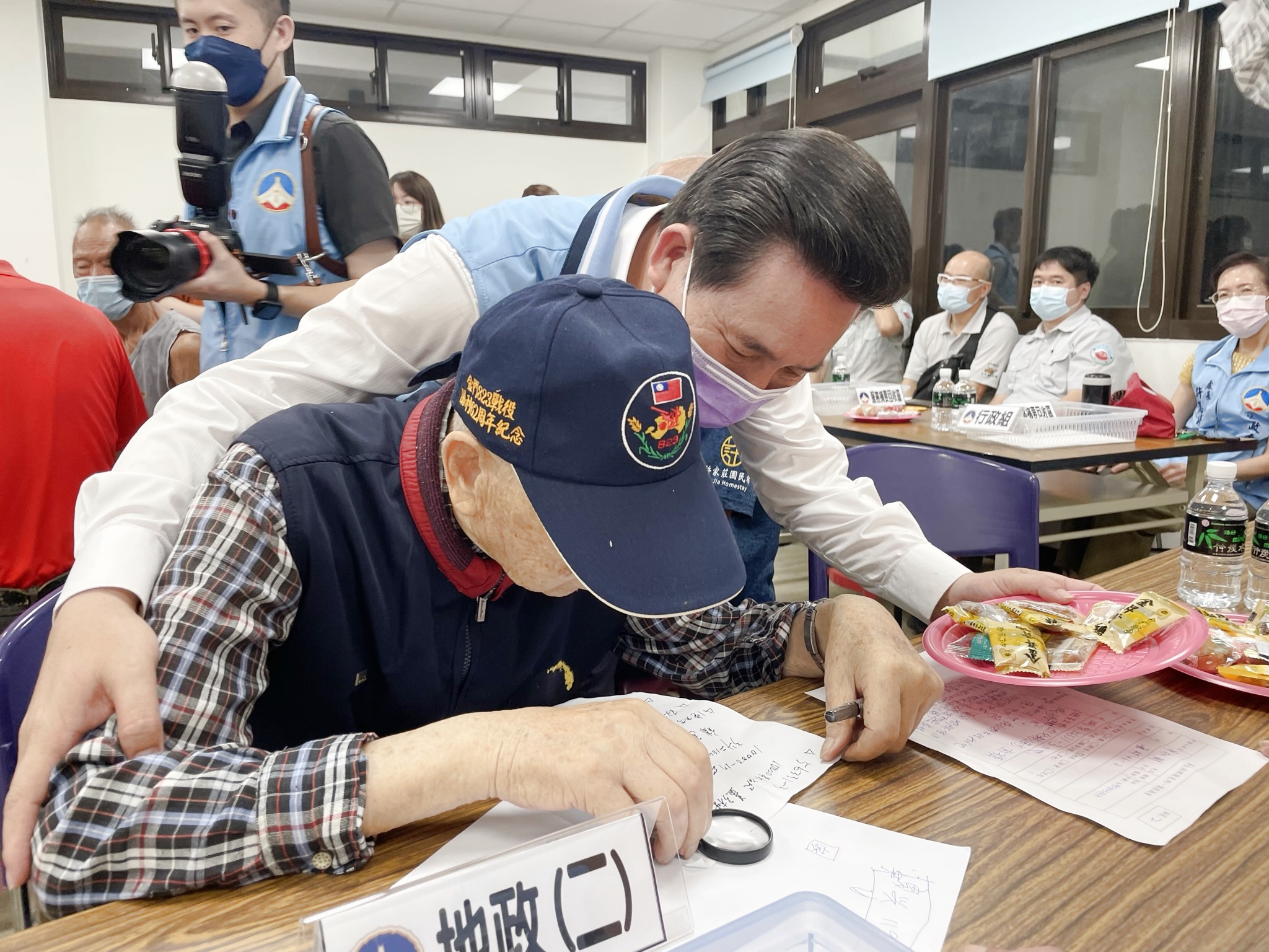 「縣長與鄉親有約」8日晚間巡迴至金湖鎮成功村，由縣長陳福海帶領縣府團隊第一線面對鄉親、傾聽民意。（陳冠霖攝）