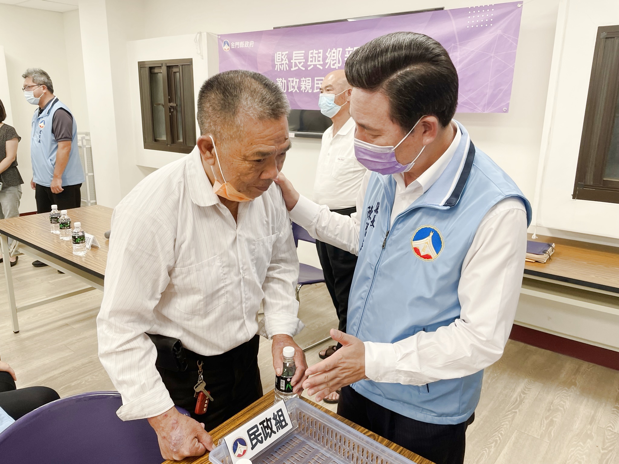 「縣長與鄉親有約」8日晚間巡迴至金湖鎮成功村,由縣長陳福海帶領縣府團隊第一線面對鄉親、傾聽民意。(陳冠霖攝)