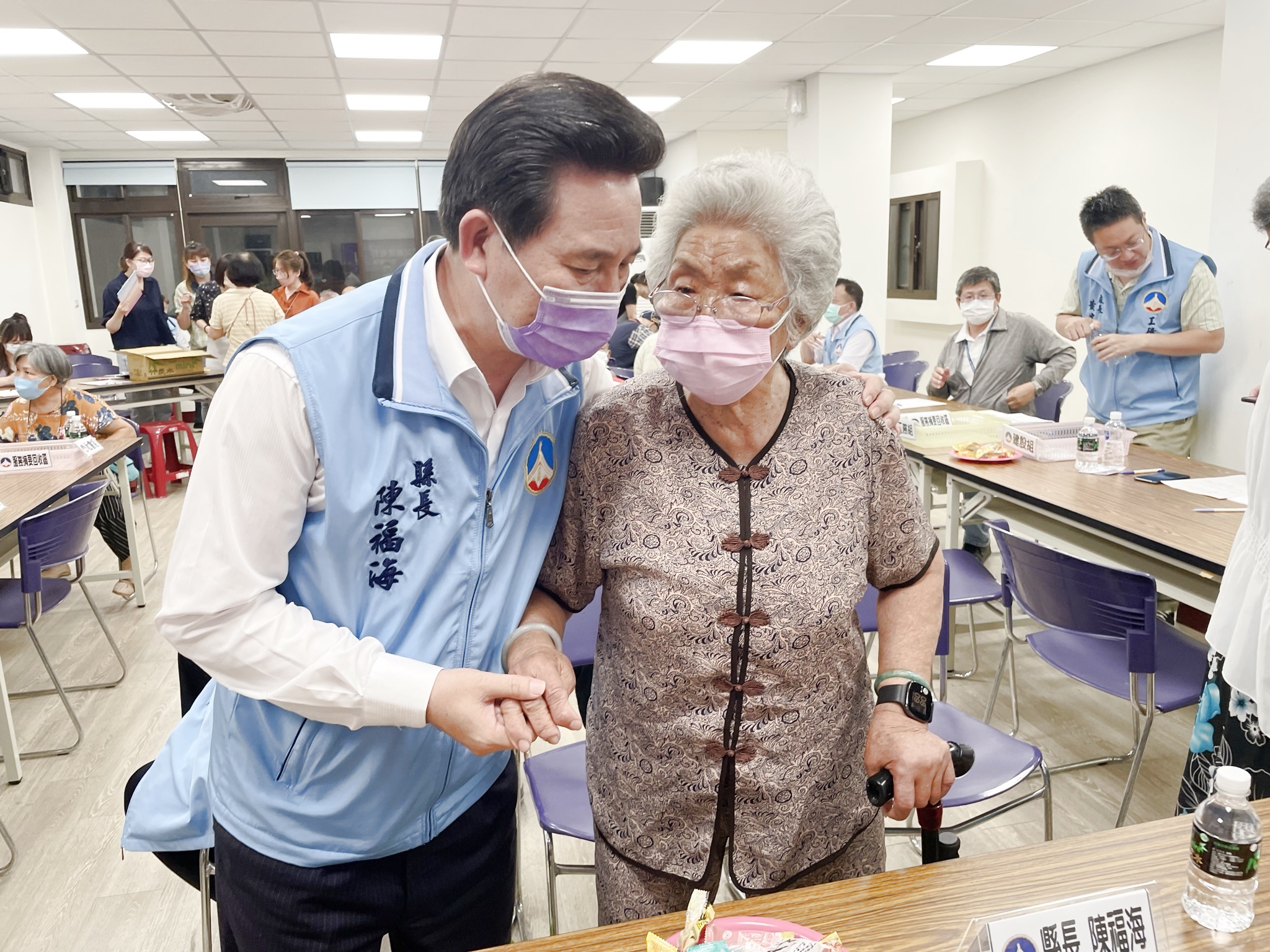 「縣長與鄉親有約」8日晚間巡迴至金湖鎮成功村，由縣長陳福海帶領縣府團隊第一線面對鄉親、傾聽民意。（陳冠霖攝）