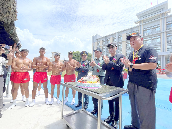 海龍退役的立委江啟臣（右2）與學弟們一起唱生日快樂歌，慶祝兩棲營50週年隊慶。（陳冠霖攝）