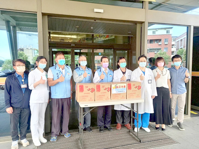 端午節前夕,縣長陳福海昨日展開端午節勞軍行程。(陳冠霖攝)