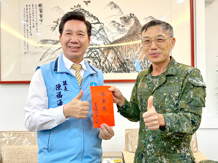 端午節前夕，縣長陳福海昨日展開端午節勞軍行程。（陳冠霖攝）