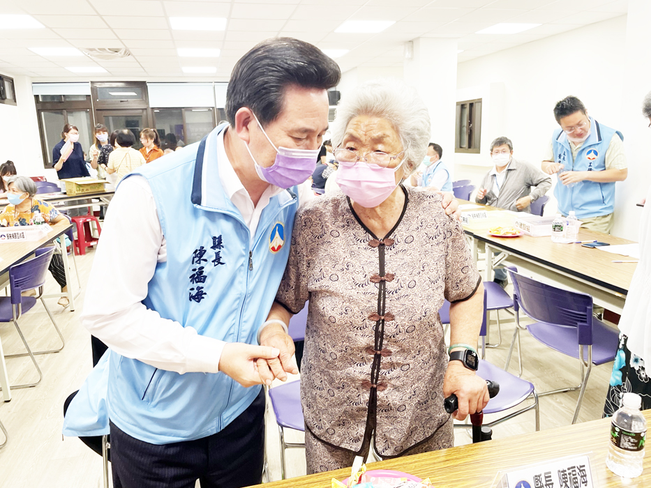 「縣長與鄉親有約」8日晚間巡迴至金湖鎮成功村，由縣長陳福海帶領縣府團隊第一線面對鄉親、傾聽民意。（陳冠霖攝）