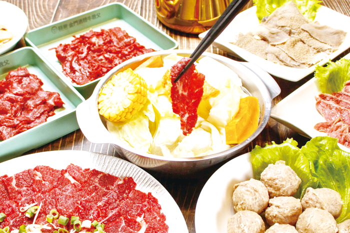 溫體全牛火鍋吃到飽。（圓頭農牧食品有限公司提供）