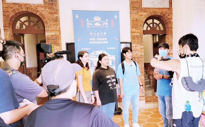 台、金兩地的高中生也藉這趟文化旅行在金門交會,用不同的視角閱讀金門,圖為日昨於張文帝洋樓錄製情形。(文化局提供)