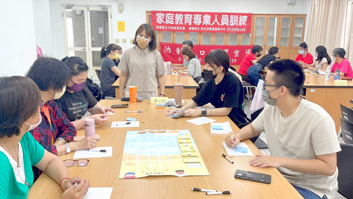 金門縣新住民家庭服務中心辦理「家庭教育專業人員訓練」，講師榮淑媚到場分享，提升專業人員的相關能力。（陳麗妤攝）