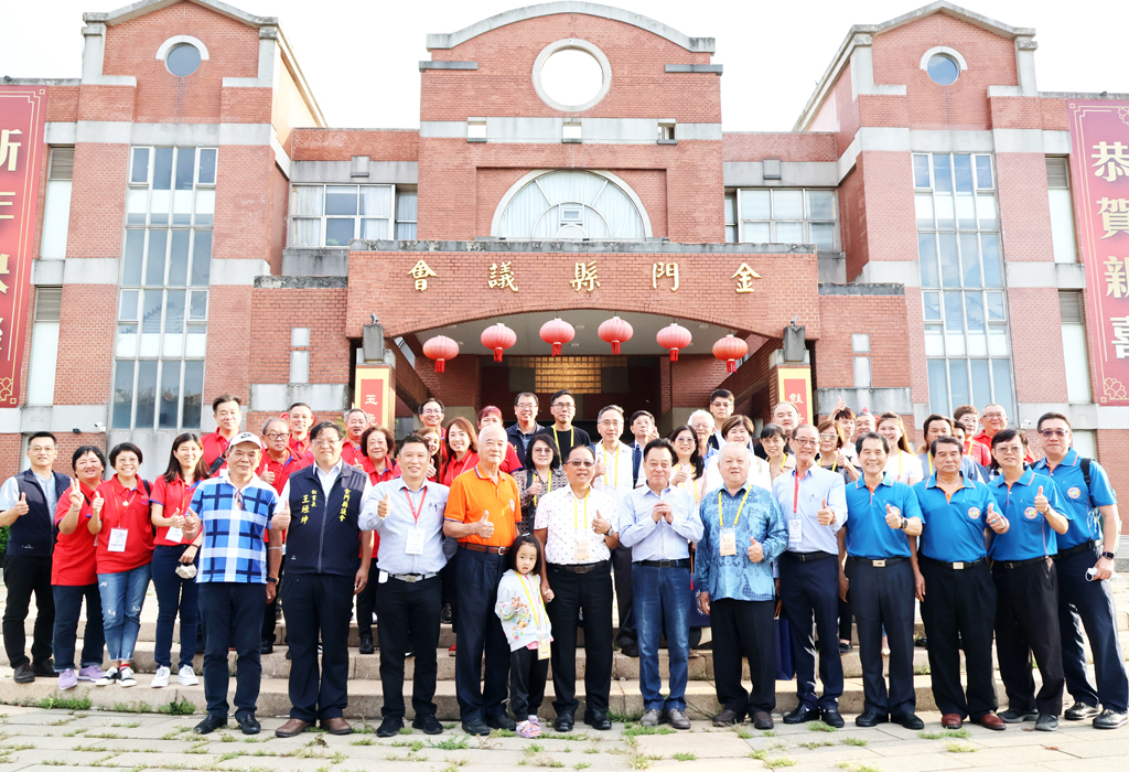 議長洪允典與來訪馬來西亞僑團合影。（議會提供）