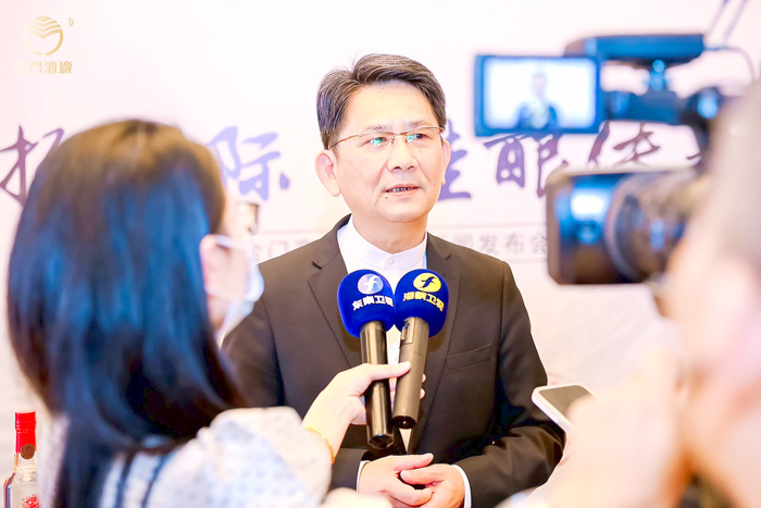金門酒廠董事長謝世傑接受多家媒體訪問。(金門酒廠提供)