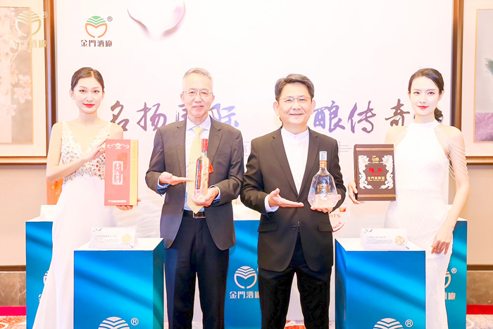 金門酒廠廈門貿易有限公司董事長翁自保(左二)、金門酒廠董事長謝世傑(右二)出席2023年金門高粱酒獲獎新聞發佈會。(金門酒廠提供)