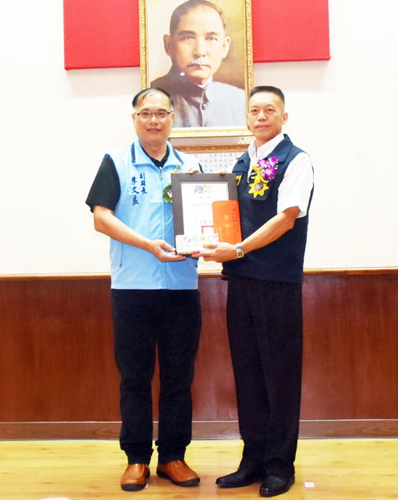 警察節慶祝大會,副縣長李文良、議長洪允典分別頒獎表揚模範警察、資深績優警察及績優協勤民力及志工等。(莊煥寧攝)