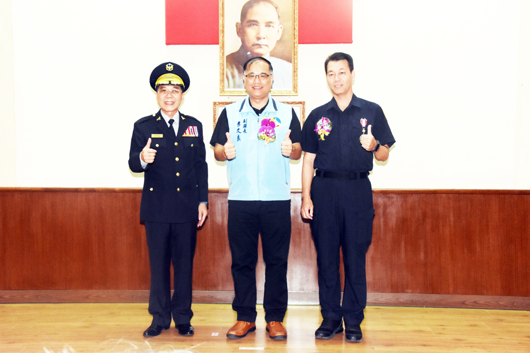 警察節慶祝大會,副縣長李文良、議長洪允典分別頒獎表揚模範警察、資深績優警察及績優協勤民力及志工等。(莊煥寧攝)