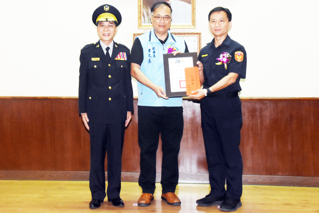 警察節慶祝大會,副縣長李文良、議長洪允典分別頒獎表揚模範警察、資深績優警察及績優協勤民力及志工等。(莊煥寧攝)
