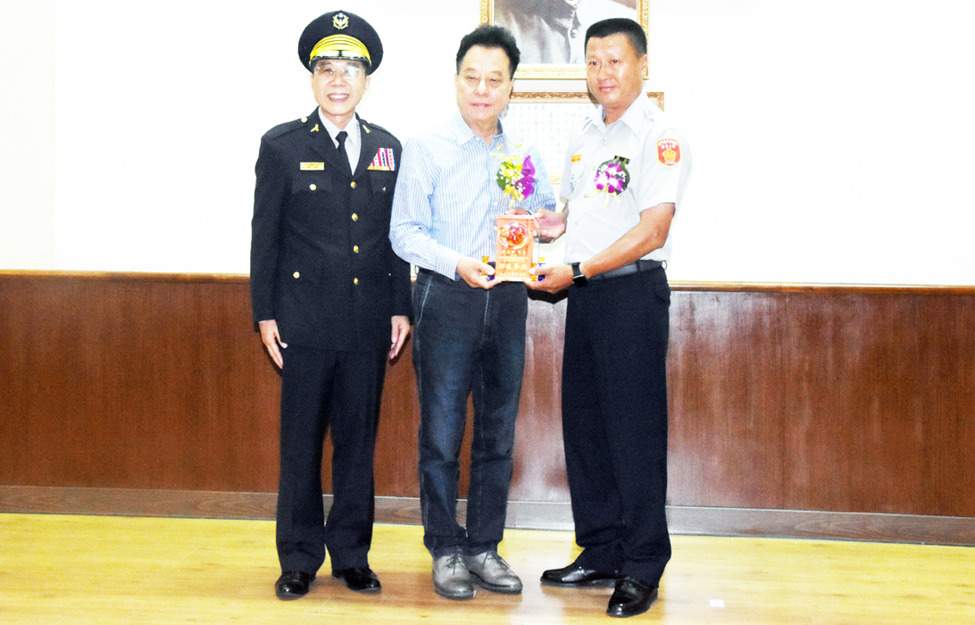 警察節慶祝大會,副縣長李文良、議長洪允典分別頒獎表揚模範警察、資深績優警察及績優協勤民力及志工等。(莊煥寧攝)
