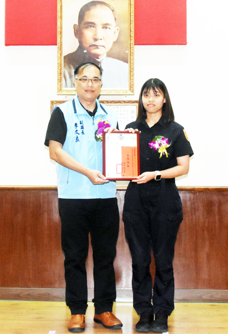 警察節慶祝大會,副縣長李文良、議長洪允典分別頒獎表揚模範警察、資深績優警察及績優協勤民力及志工等。(莊煥寧攝)