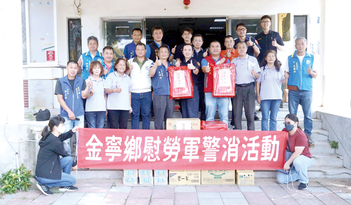 金寧鄉各界於端節前夕,前往慰勉金城分局金寧分駐所、金寧消防分隊、金門防衛指揮部金門守備大隊機步營等單位的辛勞。
(高凡淳攝)