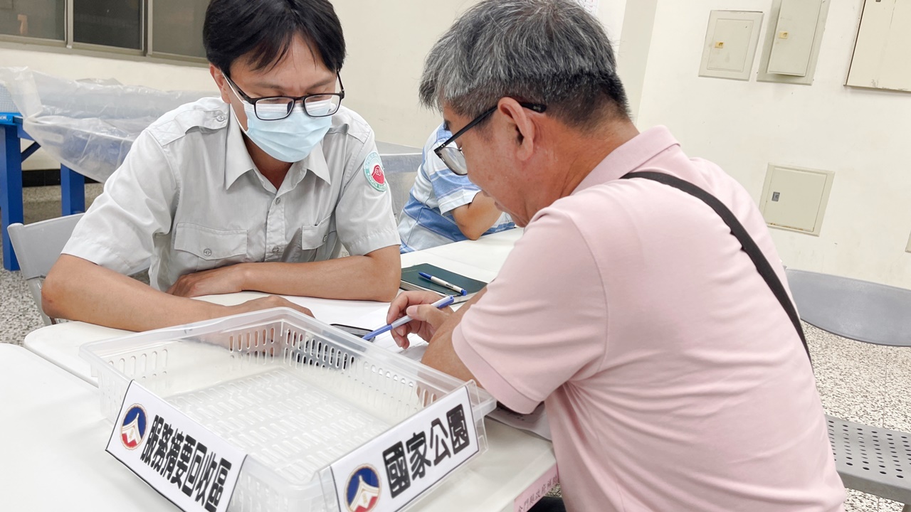 「縣長與鄉親有約」第二季第四場活動,昨晚間7時30分於光前里(太武社區活動中心)舉辦,縣長陳福海率領各局處首長與鄉親站在一起,傾聽鄉親心聲並受理陳情也回應問題。(陳麗妤攝)