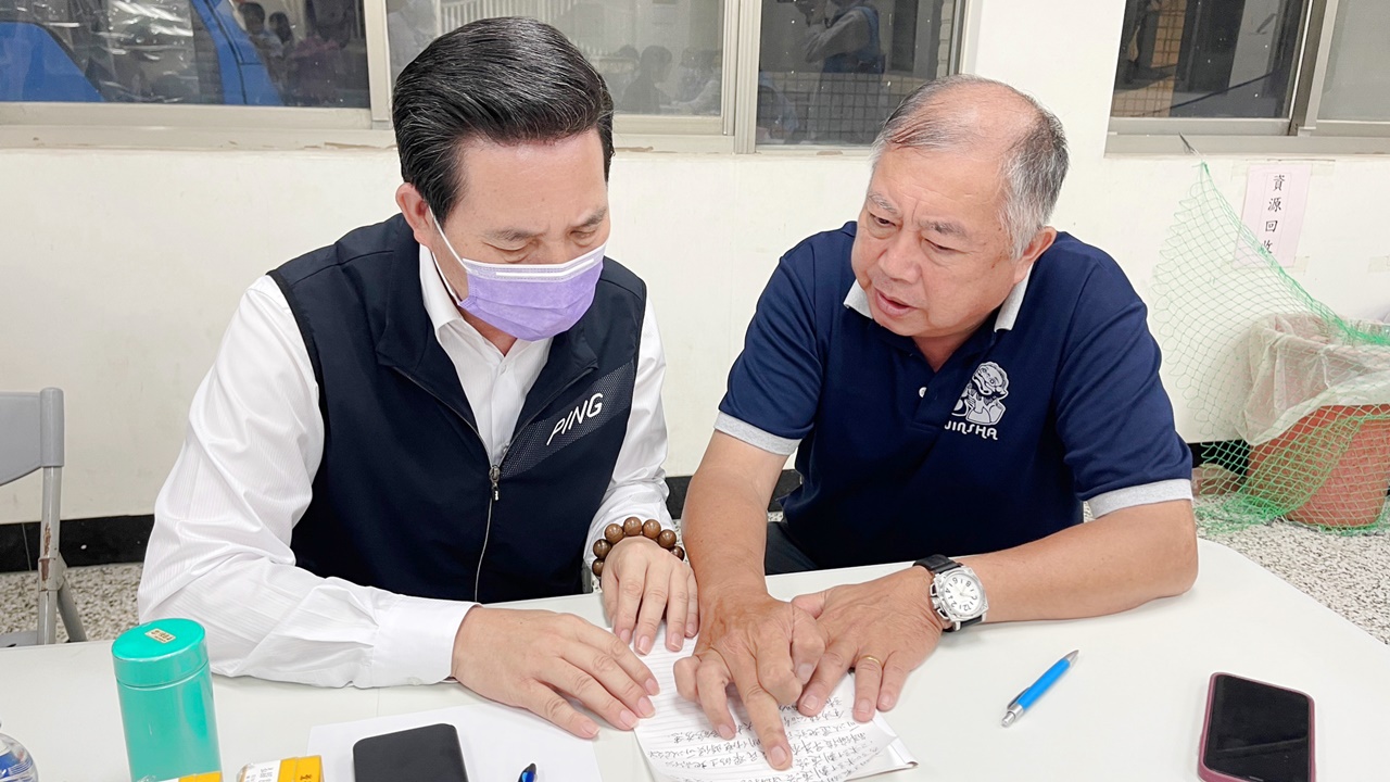 「縣長與鄉親有約」第二季第四場活動,昨晚間7時30分於光前里(太武社區活動中心)舉辦,縣長陳福海率領各局處首長與鄉親站在一起,傾聽鄉親心聲並受理陳情也回應問題。(陳麗妤攝)