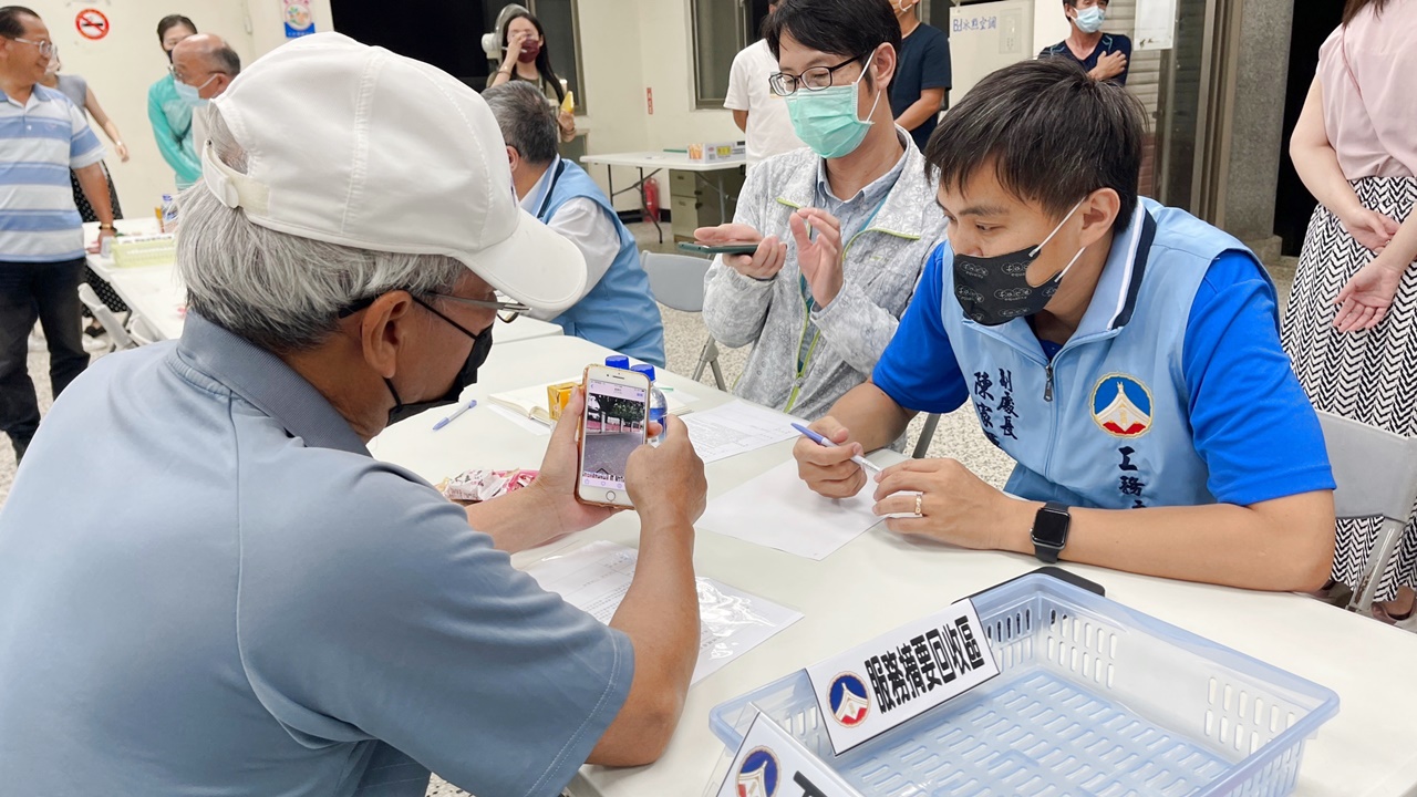 「縣長與鄉親有約」第二季第四場活動,昨晚間7時30分於光前里(太武社區活動中心)舉辦,縣長陳福海率領各局處首長與鄉親站在一起,傾聽鄉親心聲並受理陳情也回應問題。(陳麗妤攝)
