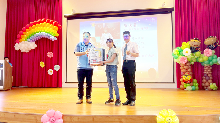 安瀾國小舉辦國小部第62屆暨幼兒園第46屆畢業典禮，親師生與各界齊聚一堂獻上祝福。 （安瀾國小提供）