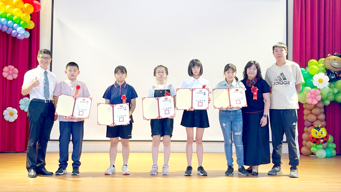安瀾國小舉辦國小部第62屆暨幼兒園第46屆畢業典禮，親師生與各界齊聚一堂獻上祝福。 （安瀾國小提供）
