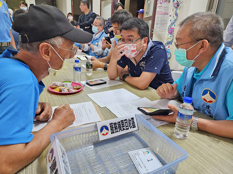 縣長與鄉親有約金城場,共計受理13件陳情。(許峻魁攝)