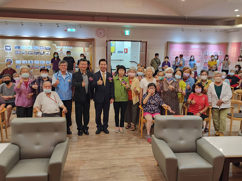 大同之家交接布達,與長輩們合影。(許峻魁攝)