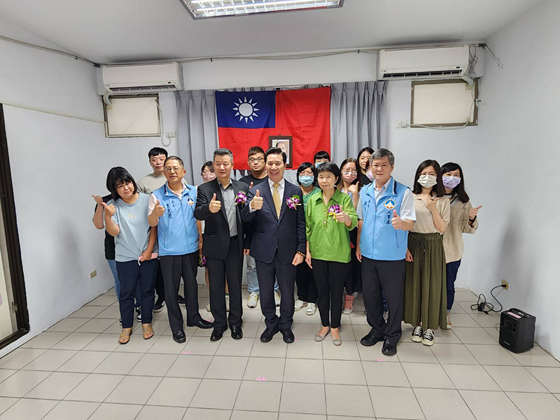 家教中心交接布達,與中心同仁合影。(許峻魁攝)
