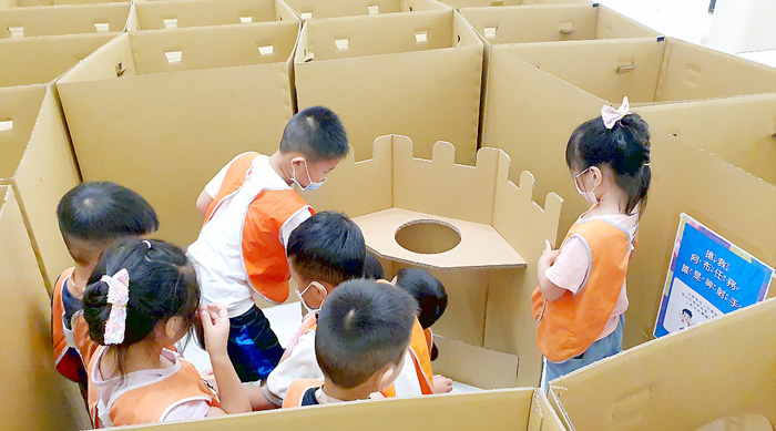 金湖廣場尖叫紙樂園，邀請金湖國小幼兒園25位學童搶鮮體驗。（昇恆昌提供）