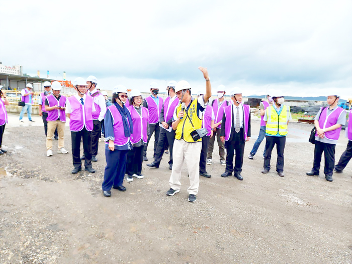 監察院抵水頭旅客服務中心工地現勘，了解狀況。（許峻魁攝）