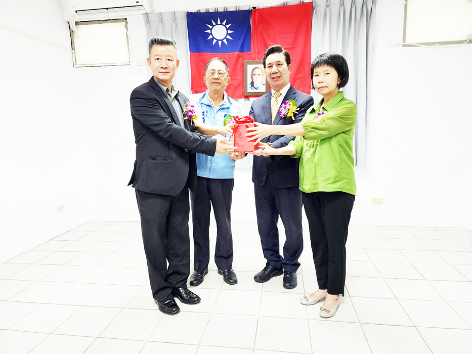 家教中心主任交接，由翁秝蓁（右）接任。（許峻魁攝）