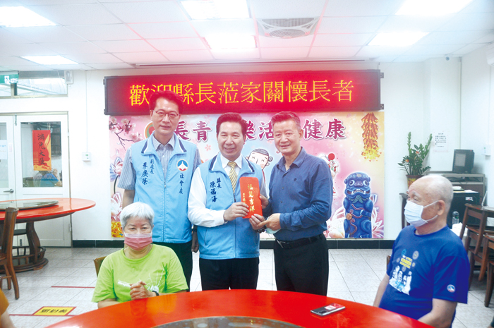 端午節即將到來，縣長陳福海前往社福機構，向長者賀節，致贈慰問金和機構加菜金。（李增汪攝）