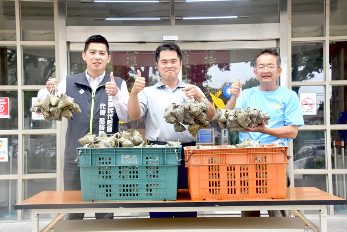 金城鎮鎮代表翁裕凱與南門里長鄭易岳帶著肉粽來到金城分局慰勞員警，分局長方子欽代表員警感謝他們的熱情。（莊煥寧攝）