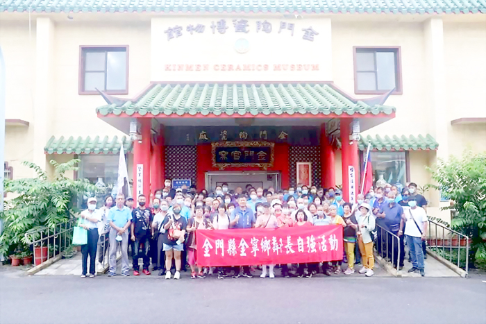 鄉長楊忠俊帶領村鄰長走訪陶瓷廠。（許加泰攝）