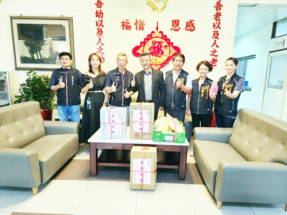 金沙鎮長吳有家（左三）、主席周水土（左五）等人前往大同之家祝賀端節快樂。（許峻魁攝）