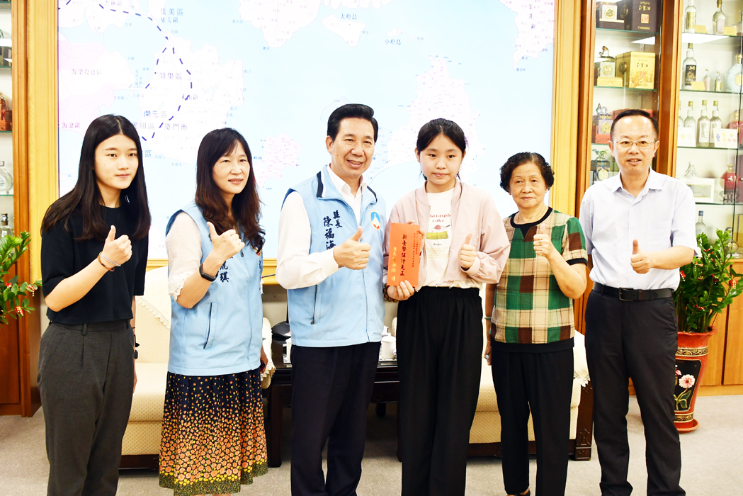 縣長陳福海致贈總統教育獎得主金湖國中九年級學生陳庭玉（右三）程儀壯行。（楊水詠攝）