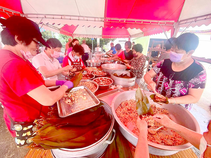 端午節前夕，金湖鎮各社區舉行包粽子活動。（社區提供）