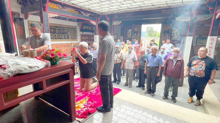 下坑六郎公派下陳氏宗親會昨舉行祭祖典禮，台金及海外各分支宗親代表返回故鄉參與，慎終追遠，也展現濃濃的宗親情誼。（陳麗妤攝）